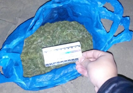 У небезпечного закарпатця знайшли пістолет, газовий балончик, балаклави, набої та наркотики – 03