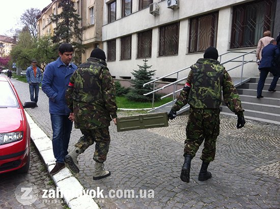 “Правий сектор” Закарпаття насміявся над міліцією, здавши замість справжньої іграшкову зброю (ФОТО) – 01