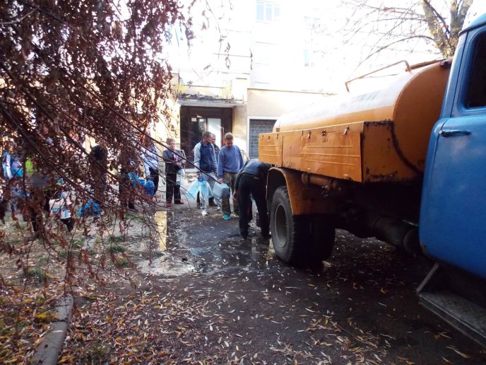 Черги за водою у Мукачеві: люди обурені та жаліються на владу – 05