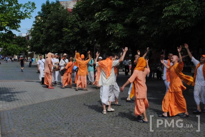 Кришнаїти пройшлись Мукачевом, прославляючи свого духовного наставника – 04