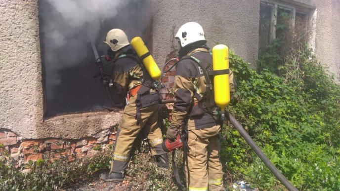 В Ужгороді горіла будівля, котру облюбували місцеві безхатченки – 04 В Ужгороді горіла будівля, котру облюбували місцеві безхатченки – 04