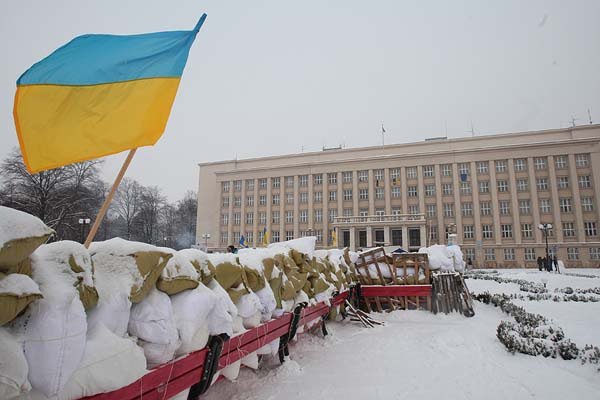Ужгород мітингує: барикади стоять, люди прибувають, “ефект Грушевського” присутній (ФОТО) – 02 Ужгород мітингує: барикади стоять, люди прибувають, “ефект Грушевського” присутній (ФОТО) – 02