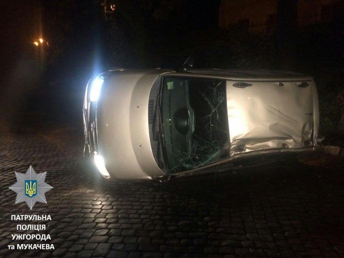 П’яний прикордонник влаштував перегони із поліцейськими, перекинув авто, а сам втік – 02