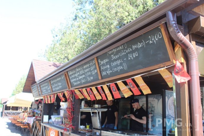 У Мукачеві розпочався фестиваль "Огинь і мнясо": асортимент та ціни – 01