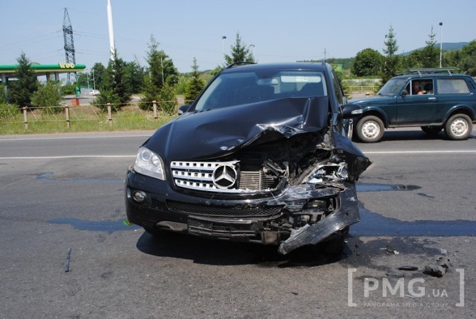 Біля поста ДАІ у Мукачеві джип зіткнувся з мікроавтобусом – 03