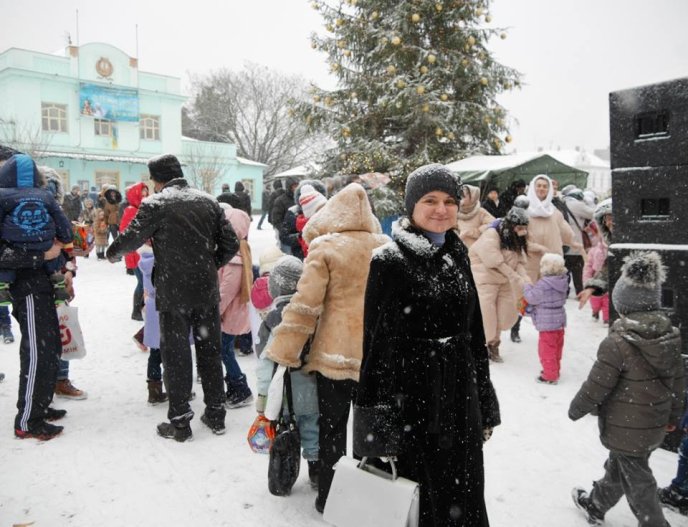 Хороводи, конкурси, подарунки: в Ужгороді відбувся святковий флешмоб "Колядуймо разом" – 11 Хороводи, конкурси, подарунки: в Ужгороді відбувся святковий флешмоб "Колядуймо разом" – 11