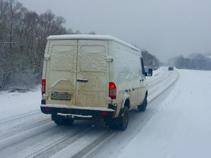 На Карпатських перевалах через сильні снігопади утворились кількакілометрові затори – 01