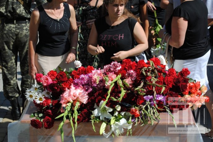 Сльози, квіти та слова подяки – у Мукачеві прощаються із загиблим Вільгельмом Штольцельом (ФОТО) – 13