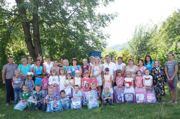 В рамках благодійної акції до Дня знань нові ранці отримали близько 3800 першокласників Тячівщини та Рахівщини – 05 В рамках благодійної акції до Дня знань нові ранці отримали близько 3800 першокласників Тячівщини та Рахівщини – 05