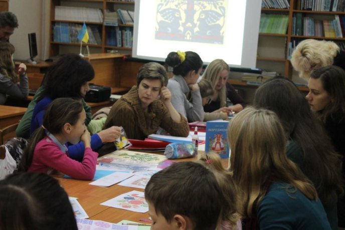 В обласній бібліотеці понад півсотні ужгородців навчались мистецтву витинанки – 08