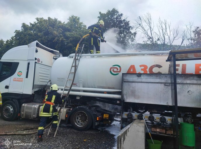 28 вогнеборців гасили пожежу, яка спалахнула на АЗС у Чинадієві – 04
