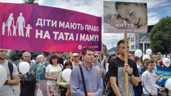 У центрі Мукачева молилися за дітей – 01