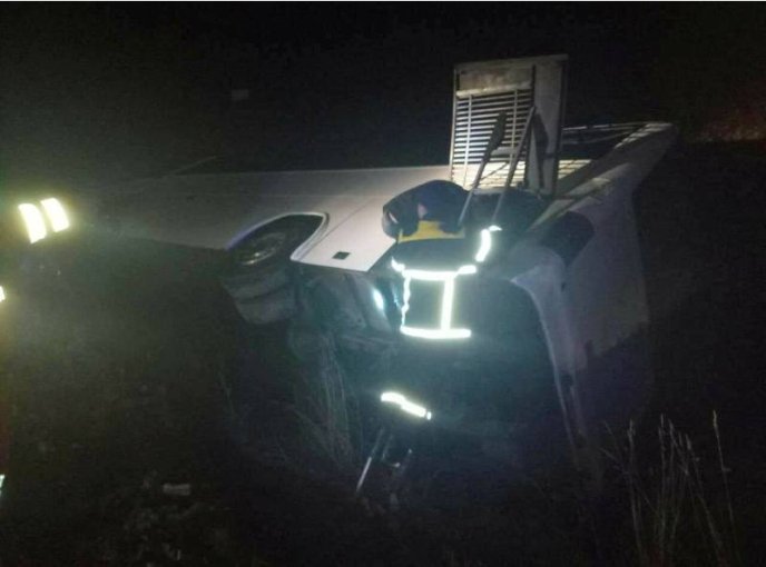 На Закарпатті перекинувся автобус із 38 людьми: у лікарню госпіталізовано молодого хлопця – 01