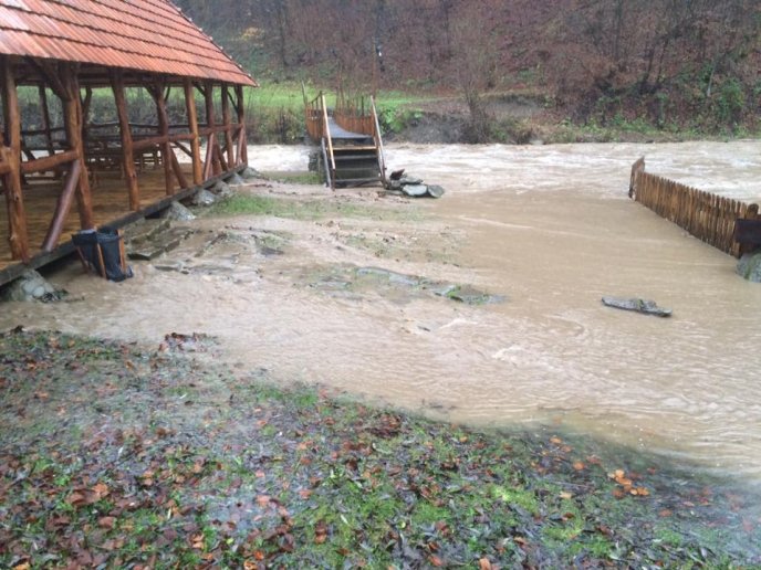 Через сильні зливи вода підтопила відомий закарпатський курорт "Лумшори" – 02 Через сильні зливи вода підтопила відомий закарпатський курорт "Лумшори" – 02