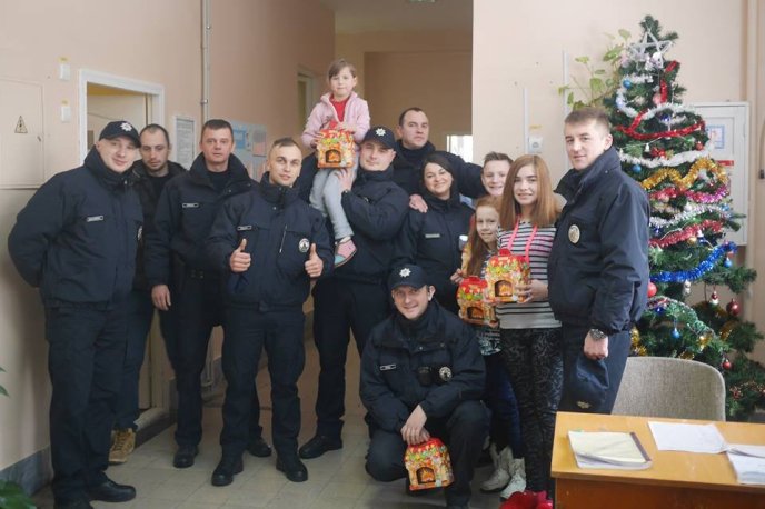 До юних пацієнтів Ужгородської міської лікарні завітали патрульні поліцейські – 07 До юних пацієнтів Ужгородської міської лікарні завітали патрульні поліцейські – 07