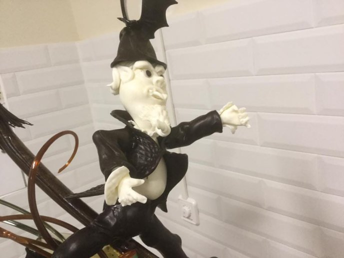 У соцмережі показали фото незвичного "привида" ужгородського ліхтарника – 05