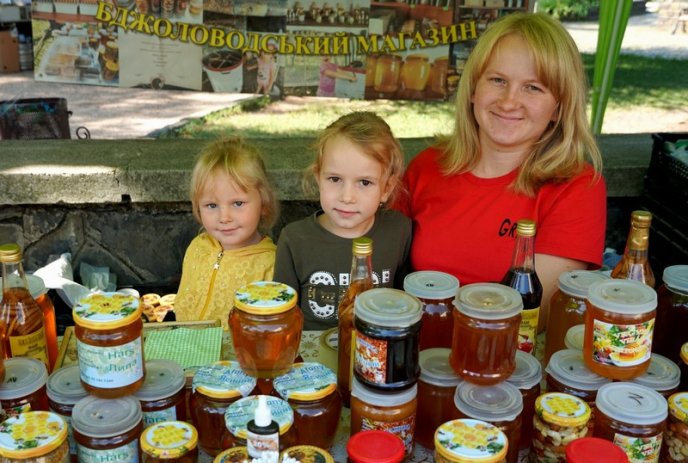 Фестиваль-ярмарок «Медовий Спас» розпочався в Ужгороді – 17