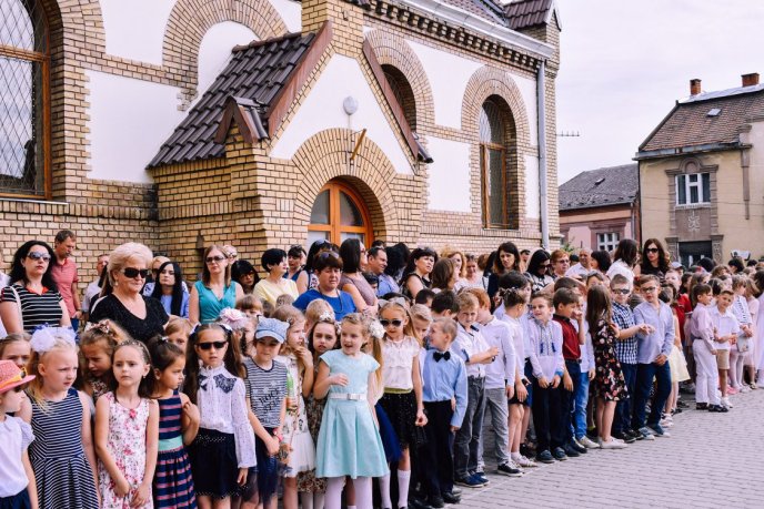 Для 690 ужгородських одинадцятикласників пролунав останній дзвінок – 13