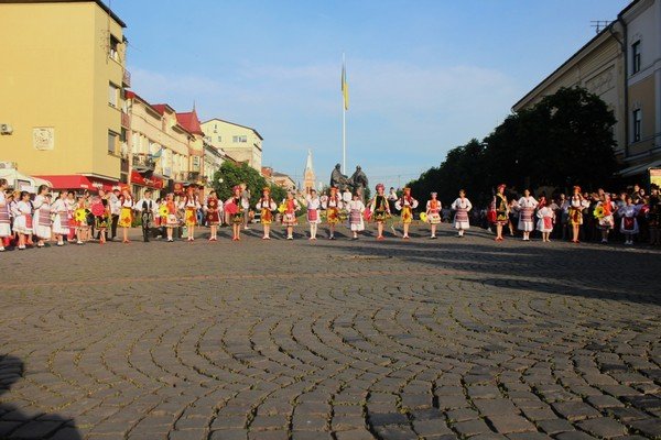 У Мукачеві урочисто відкрили Міжнародний дитячо-юнацький фестиваль "Смарагдові витоки" – 01