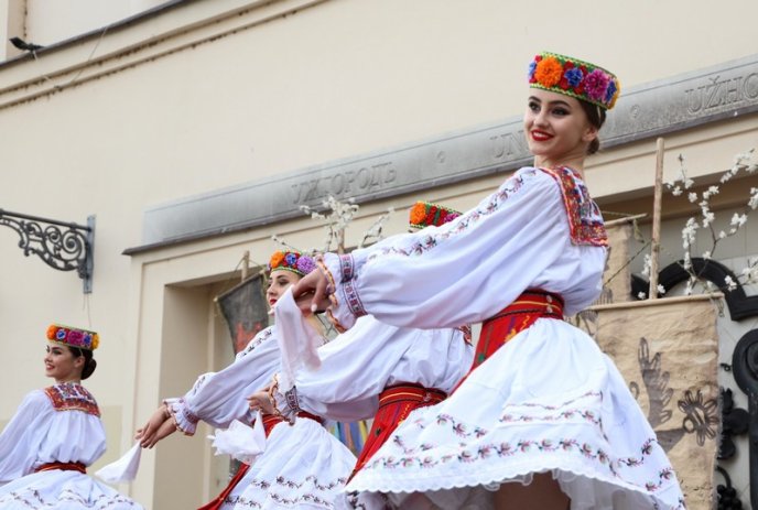 Урочиста хода і концерт: як в Ужгороді відзначали День вишиванки – 07