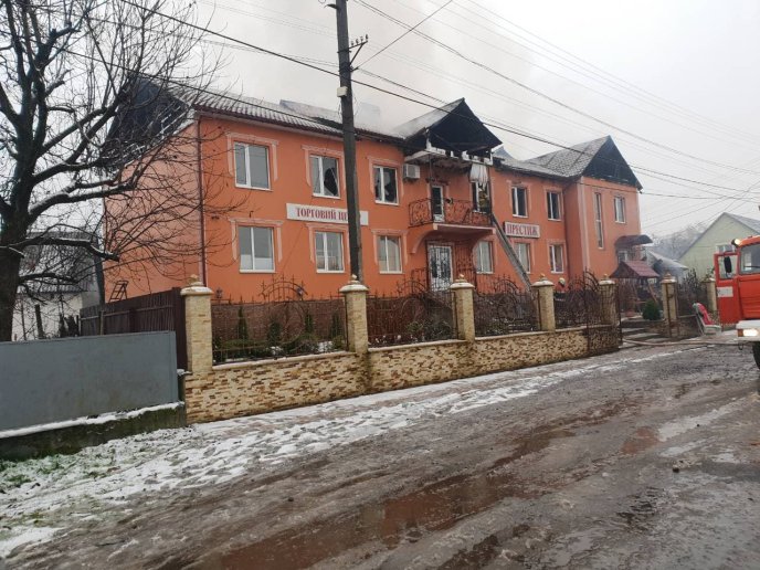 Масштабна пожежа на Хустщині: горів весільний салон – 03