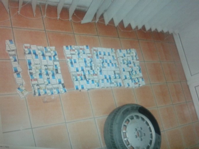 Закарпатські митники затримали угорця з контрабандними сигаретами у колесі – 05