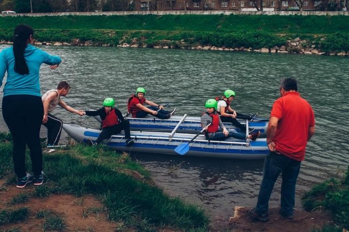 Мукачівські школярі плавали на катамаранах та рятували людей – 01