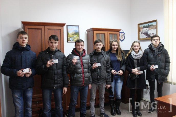 Першим сімом 16-річним мукачівцям вручили нові ID-картки – 07 Першим сімом 16-річним мукачівцям вручили нові ID-картки – 07