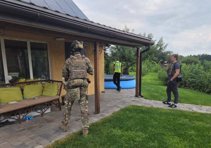 Трьом переправникам, які допомагали чоловікам перетинати кордон, повідомили про підозру – 03