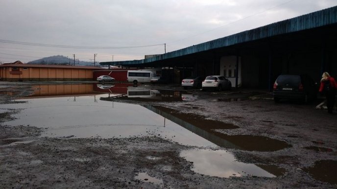 У соцмережах обурюються станом території автовокзалу в Мукачеві – 04