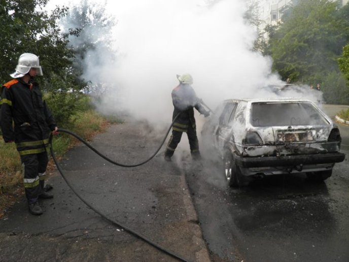 Пожежники поки не знають від чого загорівся в Ужгороді "Volkswagen Golf" – 04