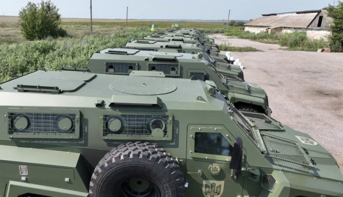 Для контрнаступу і перемоги: Порошенко в Донецькій області особисто передав десантникам потужні бронемашини – 04