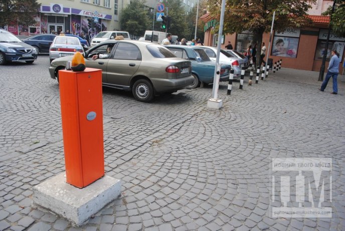 При в’їзді на центральну площу Мукачева відламали шлагбаум (ФОТО) – 05