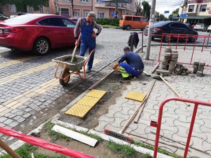 У Мукачеві облаштовують переходи для людей з обмеженими можливостями – 01 У Мукачеві облаштовують переходи для людей з обмеженими можливостями – 01