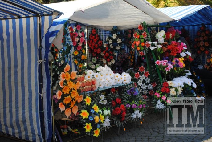 В центрі Мукачева відкрилась ярмарка вінків (ФОТО) – 02 В центрі Мукачева відкрилась ярмарка вінків (ФОТО) – 02
