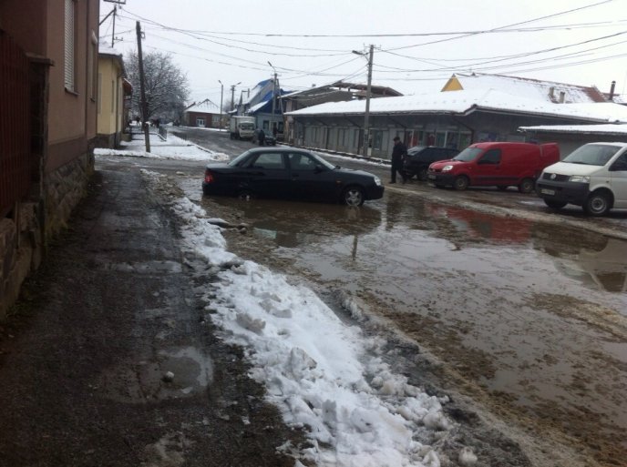 У Росвигові в районі місцевого ринку автомобілі практично тонуть у болоті, а пройти пішоходам неможливо (ФОТО) – 03