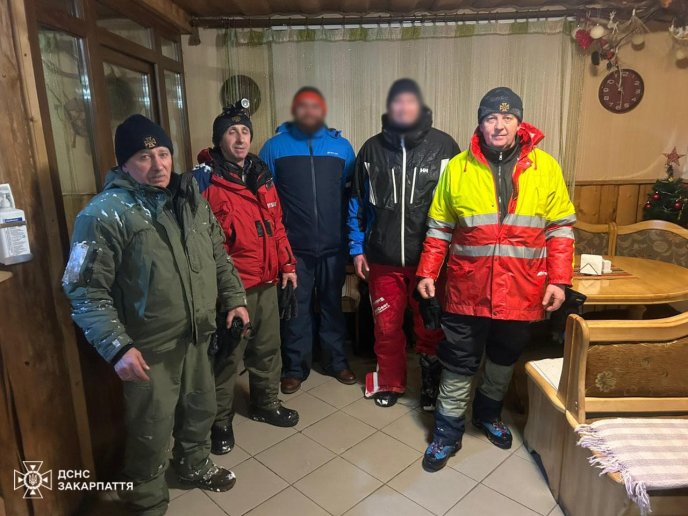 Закарпатські рятувальники допомогли 10 туристам у горах – 04
