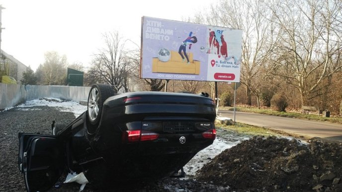 Аварія в Ужгороді: авто перекинулось на дах – 03