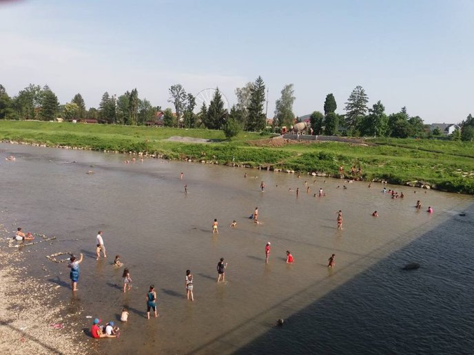 У Мукачеві роми заполонили Латорицю – 01