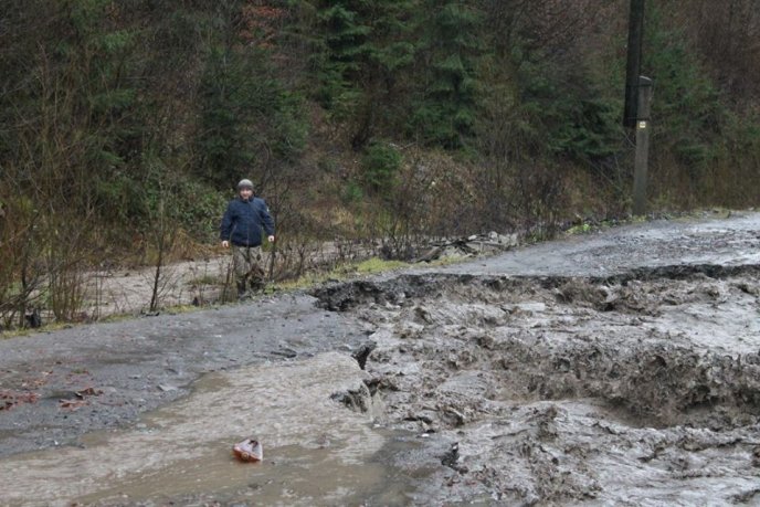 На Рахівщині селевий потік змив дорогу на Драгобрат – 09