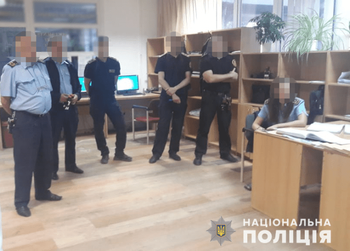 Поліція розповіла про злочинну схему працівників закарпатської митниці – 01