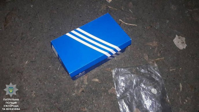 У Мукачеві та Ужгороді патрульні затримали молодиків з наркотиками – 06