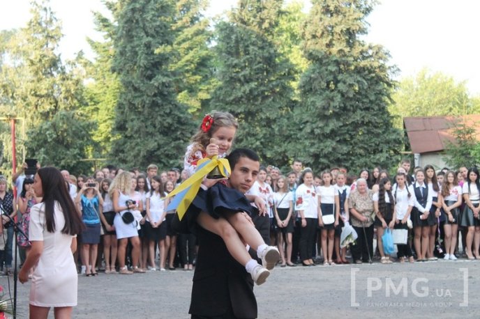 НВК "Гармонія" урочисто відзначила свято Першого вересня лінійкою у вишиванках – 50