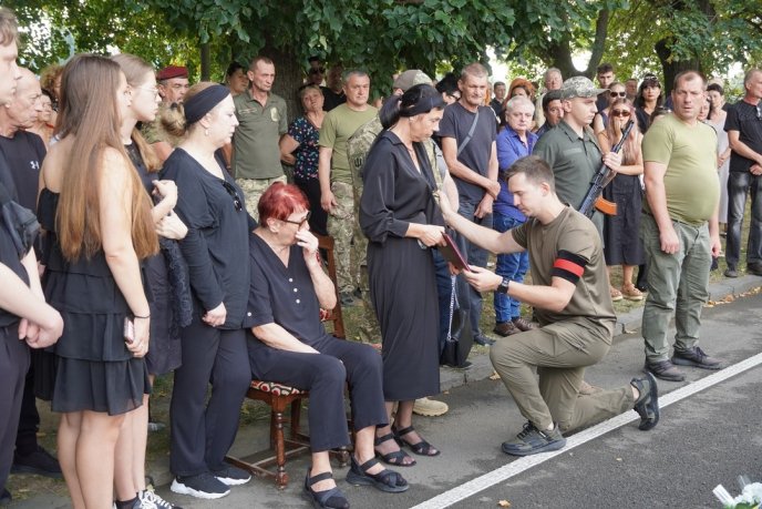 Був щирим та життєрадісним: в області провели в останню путь військового – 02