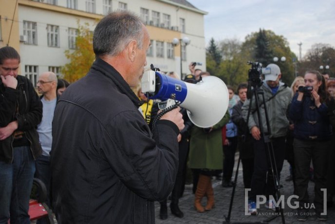 Протестувальники звернулись до Порошенка із проханням призначити перевибори в Ужгороді – 05