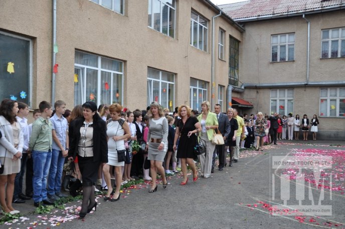 Свято "Останнього дзвоника" зібрало у Мукачівській ЗОШ №7 багато гостей (ФОТОРЕПОРТАЖ) – 03
