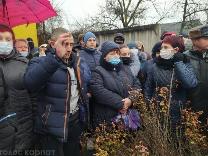 Закарпатцям увірвався терпець: що влаштували люди біля однієї з філій "Закарпатгазу" – 05 Закарпатцям увірвався терпець: що влаштували люди біля однієї з філій "Закарпатгазу" – 05