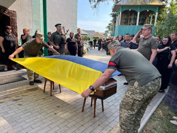 На Ужгородщині поховали Героя, який загинув під час виконання бойового завдання – 01 Прощання з Героєм