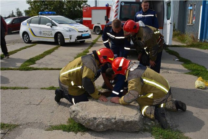 В Ужгороді чоловік впав у відкритий каналізаційний люк – 05