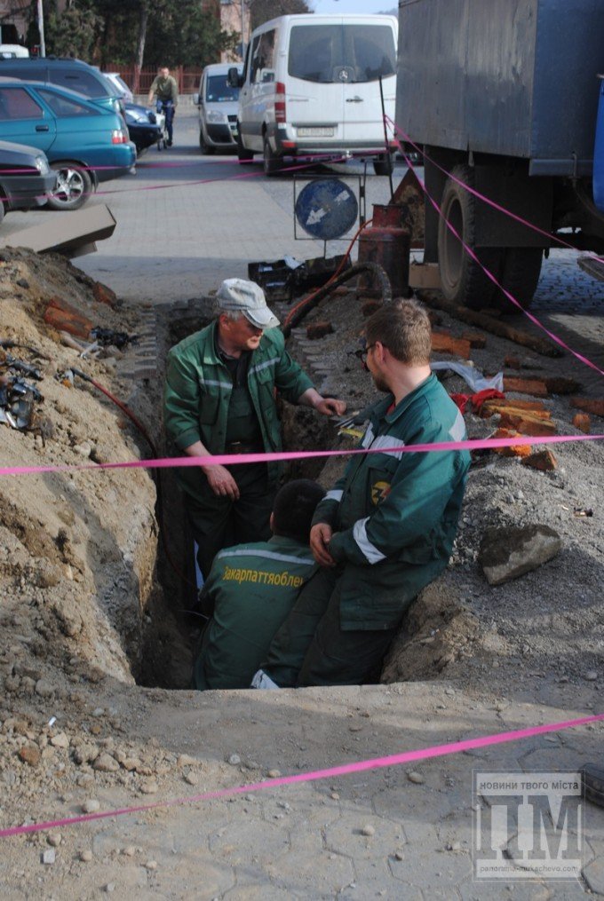 У центрі Мукачеві відновлюють пошкоджений кабель (ФОТО) – 01